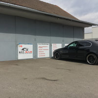 Firmengebäude KFZ – M.A.M und schwarzes Auto
