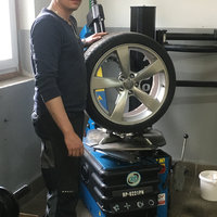Muamer Mehmedovic bei der Arbeit an einem Reifen
